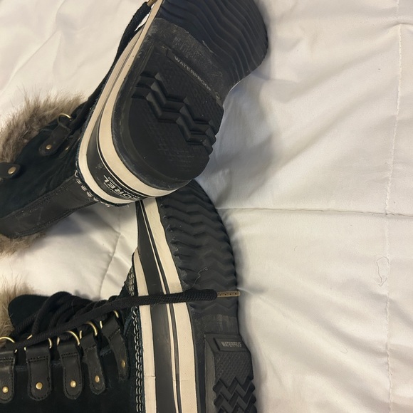 Sorel Women's Black Winter Boots with Fur Trim - Picture 7 of 10